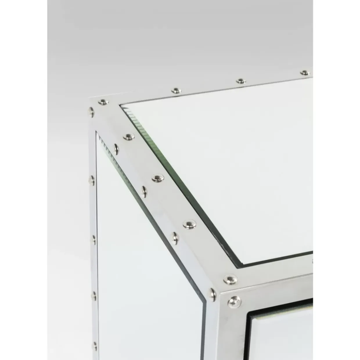 Sideboard Rivet